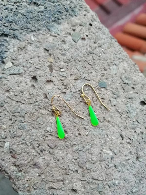 Neon Yeşil Akrilik Sallantılı Küpe 1