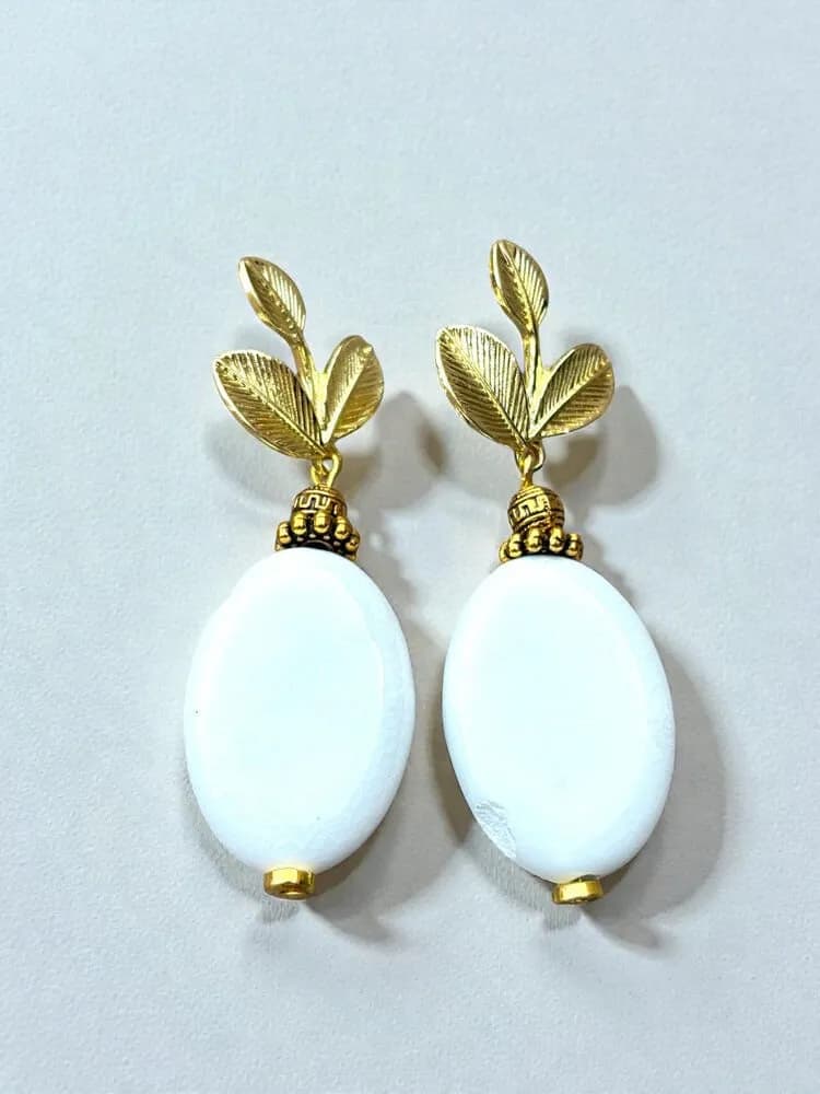 Klasik Beyaz Oval Yapraklı Küpe 1