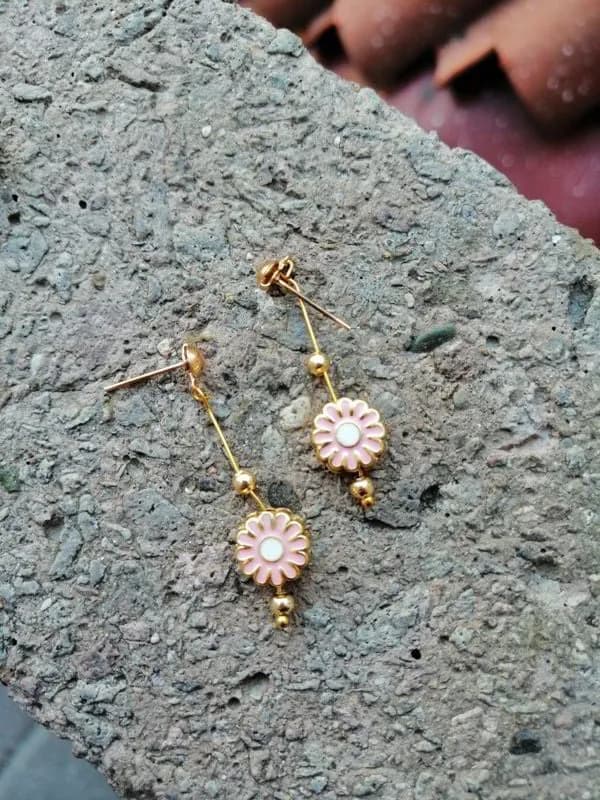 Pudra Pembe Çiçek Altın Küpe 1