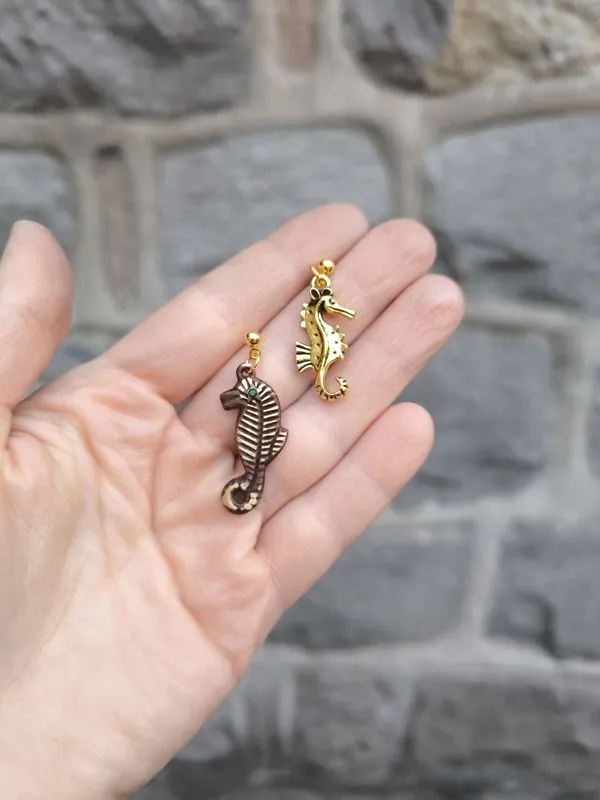 Deniz Atı ve Yaprak Metal Charm Küpe 1