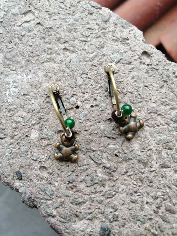 Yeşil Cam ve Bronz Metal Sallantılı Küpe 1