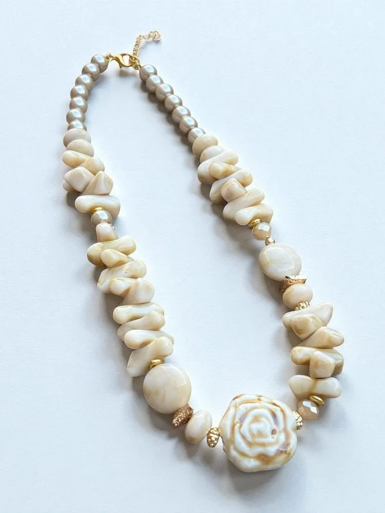 Krem Mercan Spiral Sarkıtlı Kolye 1