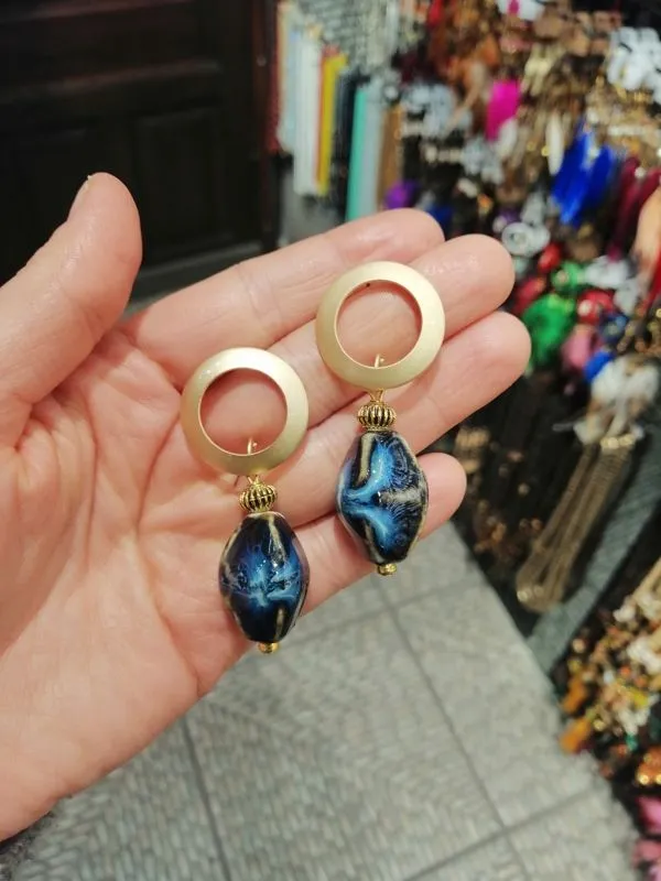 Mavi Cam Oval Sallantılı Küpe 1