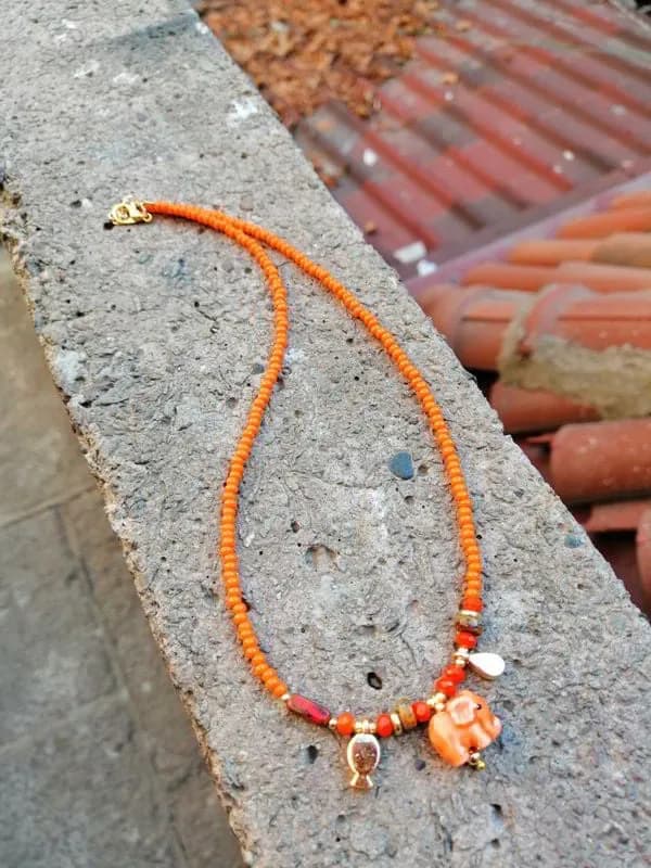 Mercan Rengi Boncuk Kolye Küçük Hayvan Sarkıtlı 1