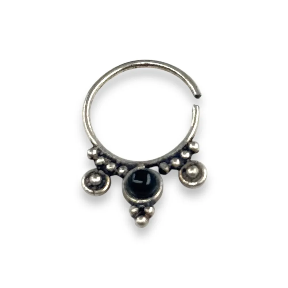 Antik Metal Siyah Taş Sallantılı Küpe 1